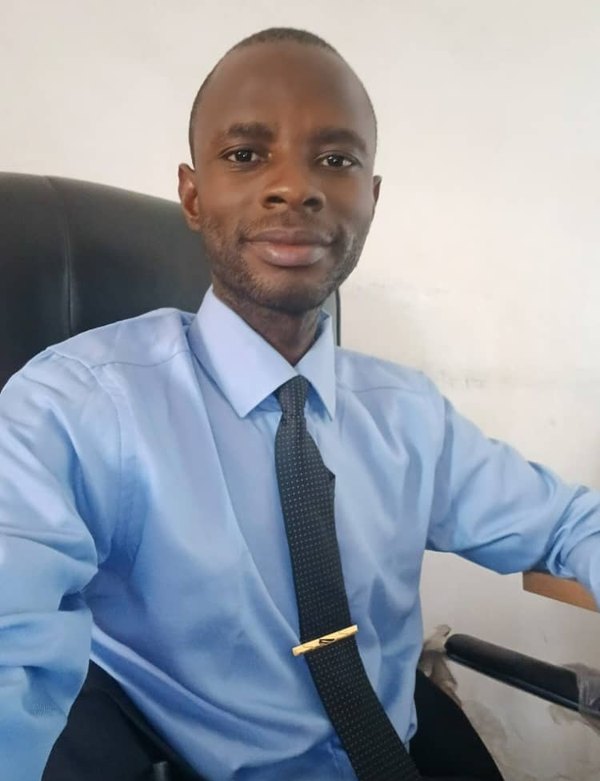 Portrait d’Issa Bamba à son bureau.