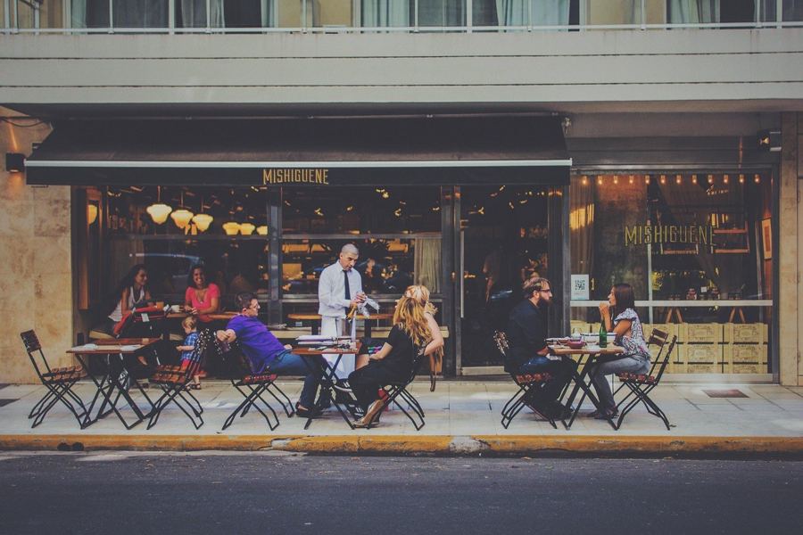 Une terrasse de restaurant avec des clients attablés