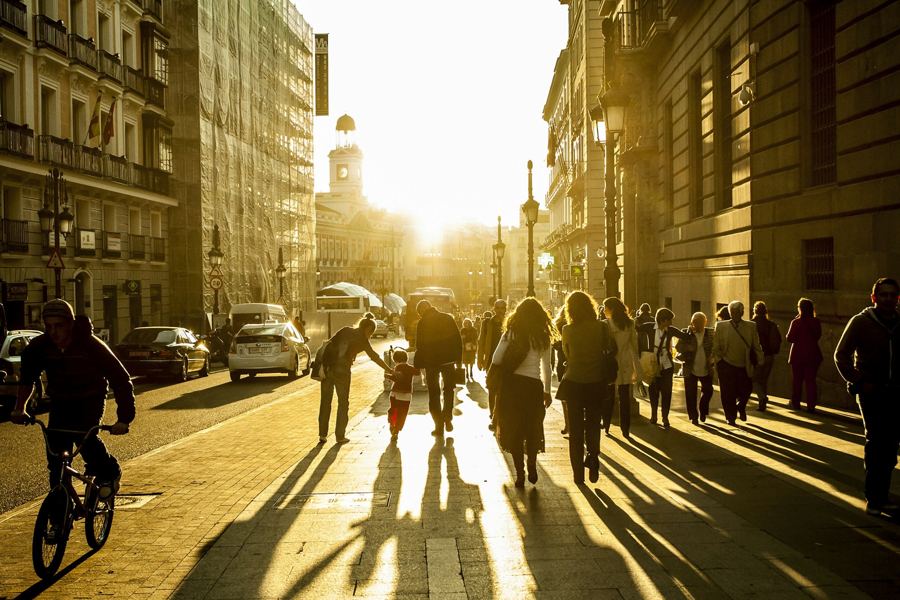 Une rue animée de Madrid au soleil couchant